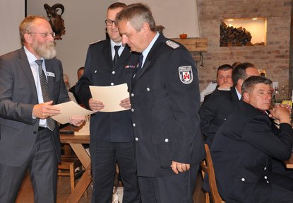 Landrat Blasig überreicht symbolisch jeweils eine Urkunde an die Feuerwehren Treuenbrietzen und Beelitz