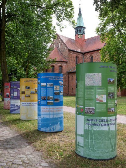 Die Ausstellung vor der Klosterkirche