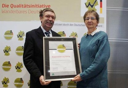 Dietmar Bölke (l.) und Petra Straube mit dem Prädikatssiegel Foto: A. Rosar/Deutscher Wanderverband
