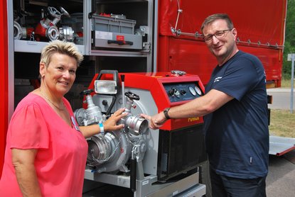 Kreisbrandmeister Jens Heinze (rechts) mit der Fachbereichsleiterin Debra Reußner zum Tag der offenen Tür im FTZ